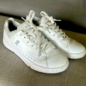 On sneakers THE ROGERS